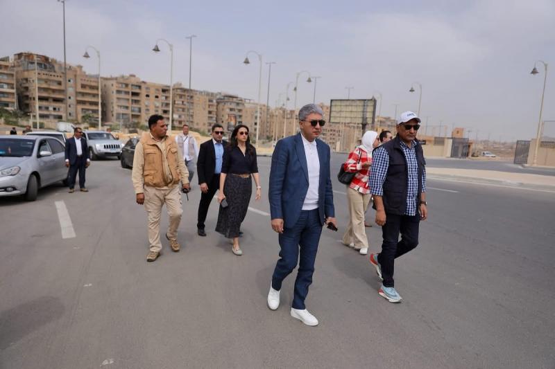 وزير السياحة والآثار يتفقد اللمسات النهائية لمشروع تطوير الخدمات بمنطقة أهرامات الجيزة