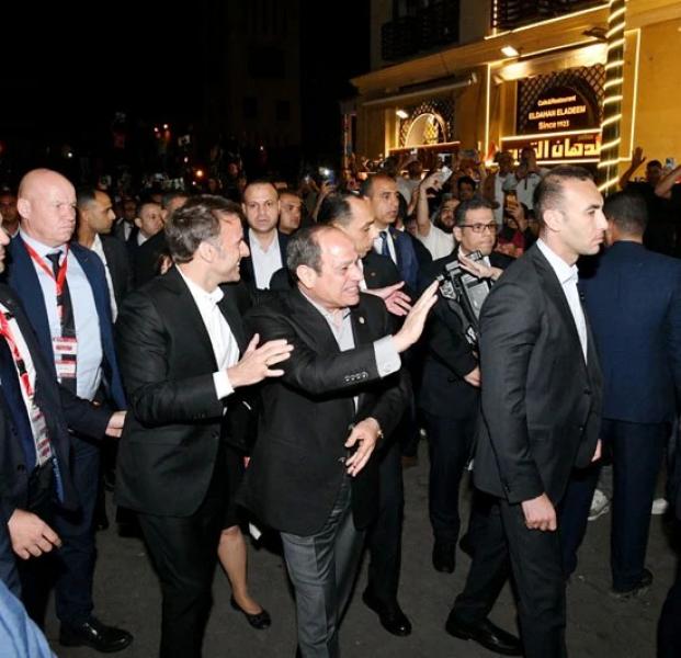 الرئيس السيسى ونظيره ماكرون يتجولان فى خان الخليلى وسط حشود المواطنين.. صور