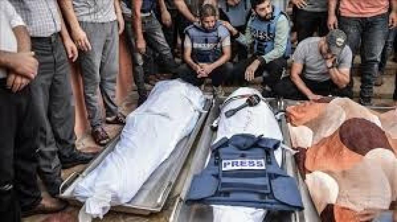 الاحتلال الإسرائيلي يقصف مخيم الصحفيين في مستشفى ناصر بخان يونس جنوب قطاع غزة