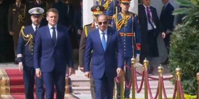 الرئيس السيسي يستقبل نظيره الفرنسي بقصر الاتحادية وسط مراسم رسمية