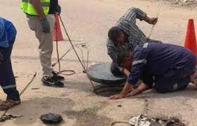 محافظ أسوان يشكل لجنة فنية لدراسة الأسباب الهندسية لطفح الصرف الصحي في منطقة الكرور