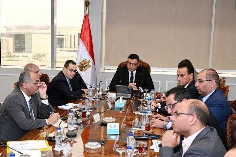 وزير الإسكان يستعرض عددا من الفرص الاستثمارية والخطة الترويجية لبعض مشروعات الوزارة