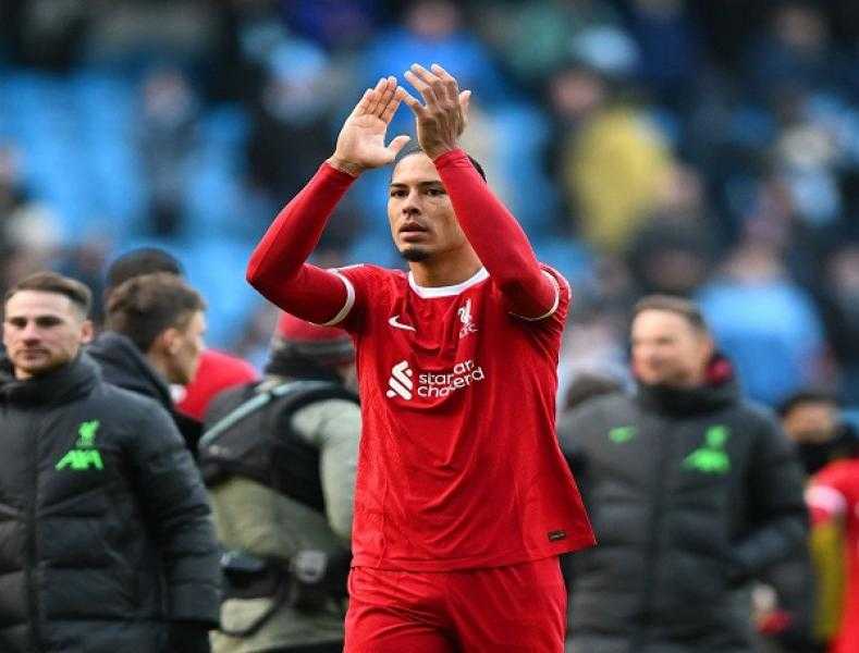 فان دايك يُلمّح إلى اقتراب تجديد عقده مع ليفربول