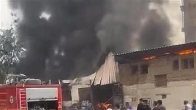 نشوب حريق بمصنع فوم واحتراق كمية من المواد بسوهاج الجديدة