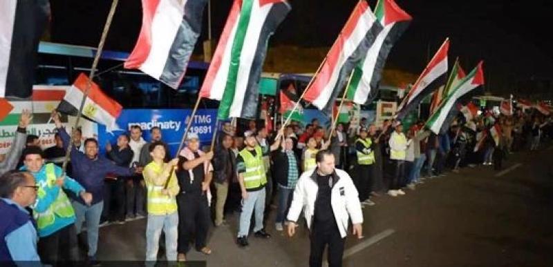 آلاف المواطنين بمحافظة القاهرة يحتشدون بطريق السويس رفضًا لتهجير الفلسطينيين