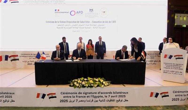 الإسكان والتخطيط يوقعان اتفاقيات بقيمة 131.5 مليون يورو لمشروعي محطتي صرف ”الجبل الأصفر” وشرق الإسكندرية”