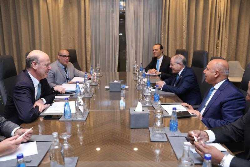 وزير الصناعة يلتقي وزير الاقتصاد والمالية الفرنسي لبحث التعاون المشترك في 10 قطاعات
