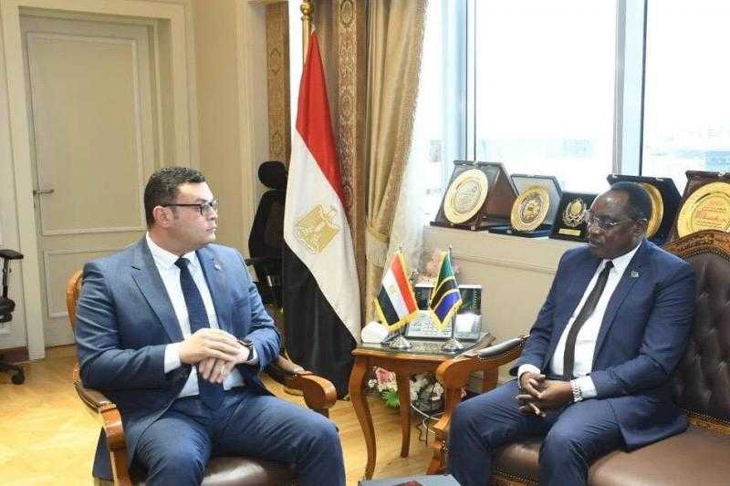 وزير الإسكان يستقبل السفير التنزاني لبحث تعزيز فرص ومجالات التعاون