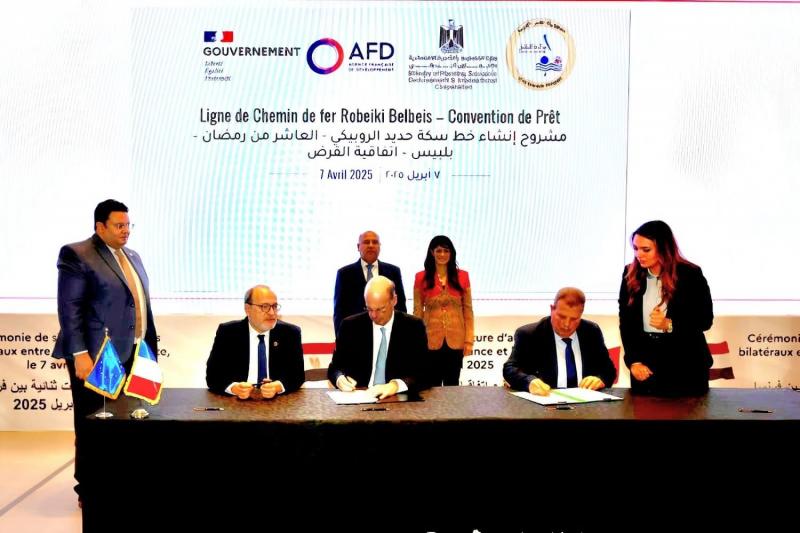 وزير الصناعة والنقل يشهد توقيع الاتفاق التنفيذي لمشروع إنشاء خط السكك الحديدية الروبيكي/ العاشر من رمضان/ بلبيس