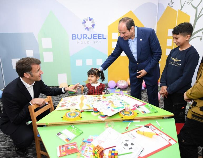 الموقع الرئاسي ينشر فيديو الرئيس السيسي وماكرون يزوران مصابي غزة بمستشفى العريش العام