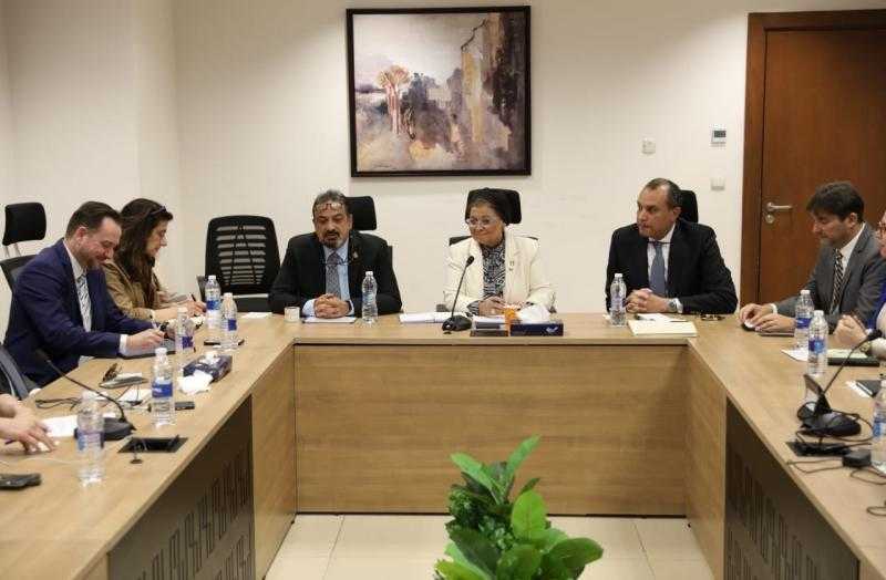 الصحة تبحث مع ميديف الدولية تعزيز الشراكة الصحية بين القاهرة وباريس