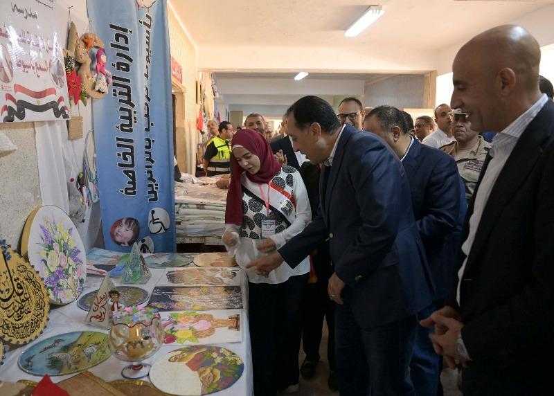 رئيس الوزراء يتفقد مدرسة أسيوط الثانوية الزخرفية ومعرض منتجات التعليم الفني.. صور