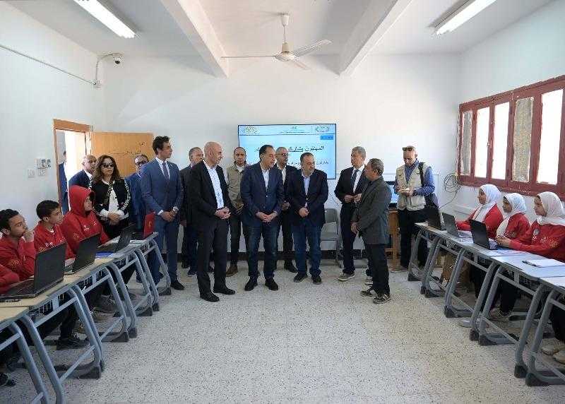 الطلاب يُشيدون بمستوى التعليم المتميز.. رئيس الوزراء يتفقد مدرسة أحمد ضيف الله الدولية للتكنولوجيا التطبيقية