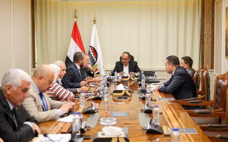 وزير قطاع الأعمال العام يلتقي وفدا من اتحاد المستثمرين لبحث فرص التعاون المشترك