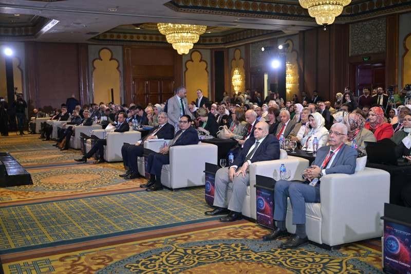 رئيس جامعة القاهرة يشارك في افتتاح فعاليات مؤتمر المدرسة الدولية لطب الأورام السريري| صور