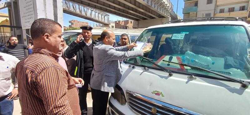 رئيس مدينة ملوي بالمنيا يتابع التعريفة الجديدة ووضع الملصقات على السيارات