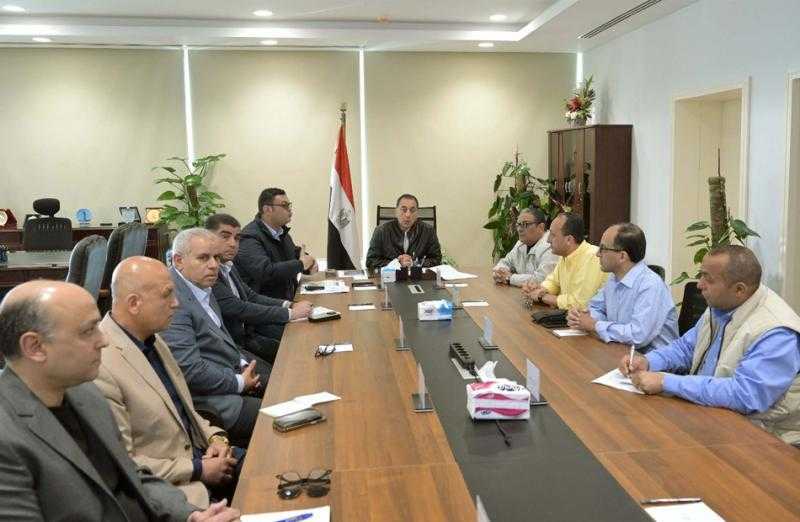 رئيس الوزراء يعقد اجتماعا لاستعراض موقف تنفيذ المشروعات التنموية بالعلمين الجديدة والساحل الشمالي الغربي