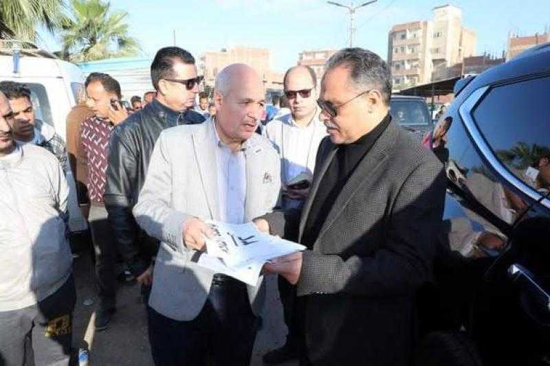 محافظ الشرقية يتفقد مواقف سيارات أبوحماد والزقازيق لمتابعة الالتزام بالتعريفة