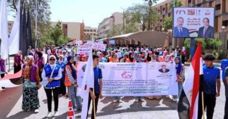 محافظ سوهاج يطلق إشارة بدء ماراثون المشي بمشاركة 400 شاب وفتاة