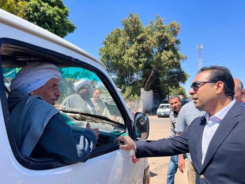 محافظ قنا يشدد على الرقابة الميدانية لضبط المخالفات ومنع التلاعب في تعريفات وسائل النقل