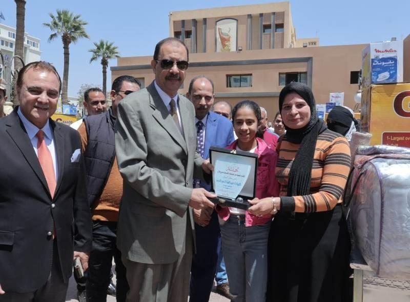 محافظ سوهاج يواصل توزيع أجهزة العرائس ويسلم 25 جهازا للفتيات الأولى بالرعاية