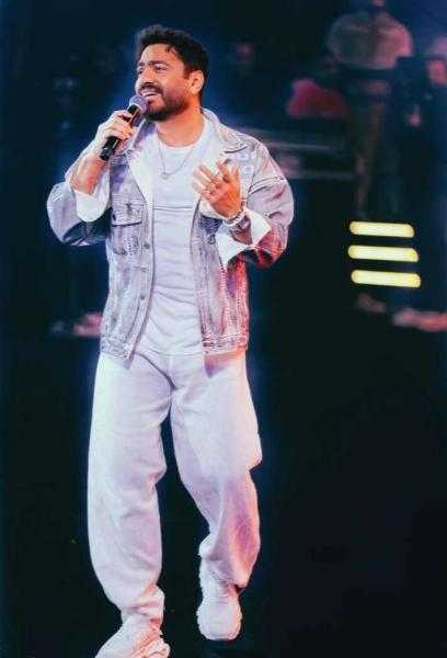 شاهد.. تامر حسني يتألق في أحدث حفلاته الغنائية