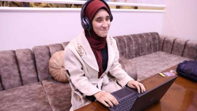 وزير الاتصالات يحقق حلم طالبة كفيفة في أسيوط بجهاز لاب توب ومنحة تدريبية