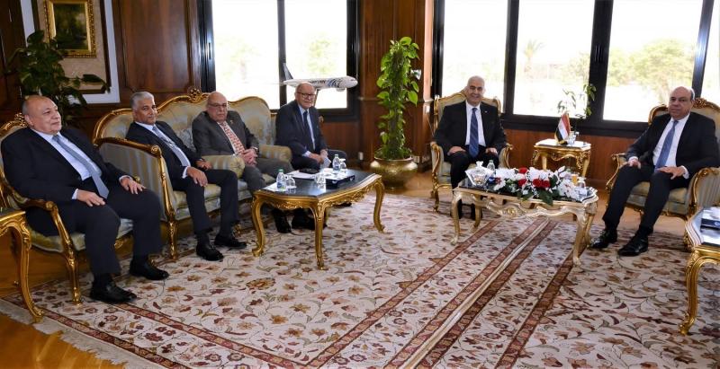 وزير الطيران يستقبل وفد جمعية رجال الأعمال المصريين لبحث إمكانية التعاون المشترك