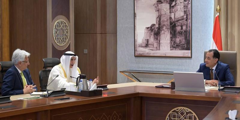 رئيس الوزراء يلتقي وفد الصندوق العربي للإنماء الاقتصادي والاجتماعي