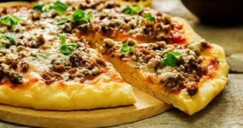 طريقة عمل بيتزا باللحمة المفرومة.. خطواتها سهلة وطعمها لذيذ