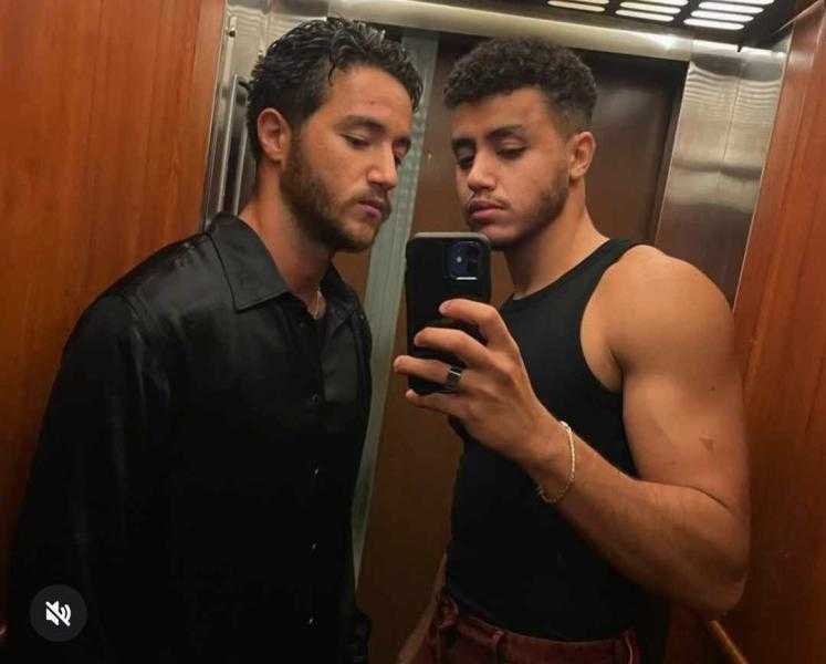 أحمد مالك رفقة شقيقه حسن في أحدث ظهور له