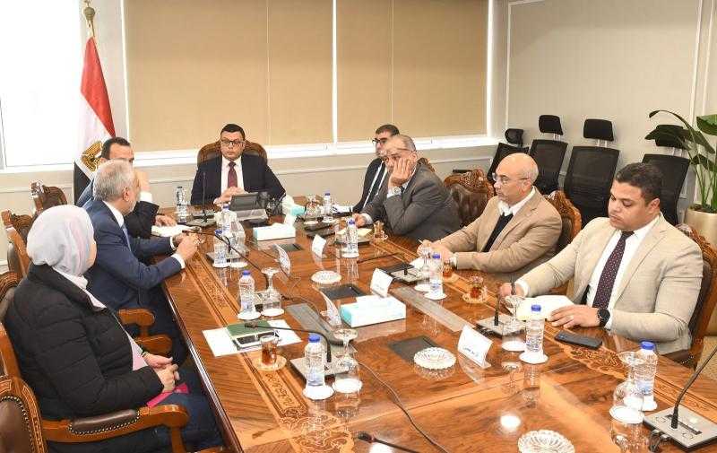 وزير الإسكان يستعرض مشروعات ضمن ”تطوير منطقة سور مجرى العيون”
