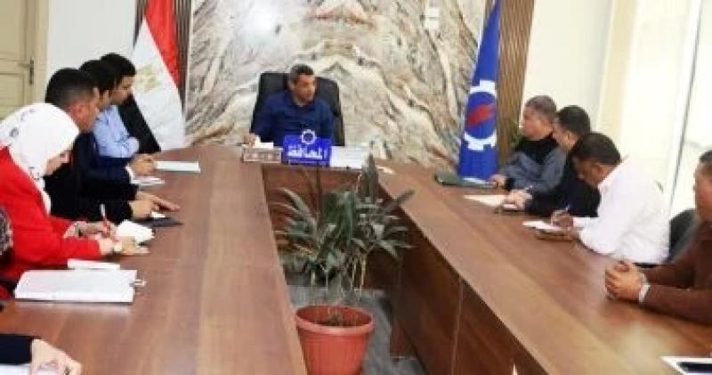 محافظ السويس يستمع للسائقين بشأن طلباتهم نحو تحسين الخدمات بالمواقف