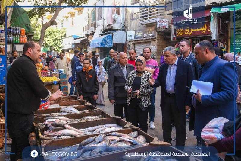 محافظ الإسكندرية يجري جولة مفاجئة بسوق زنانيري ويأمر بإغلاق محال مخالفة