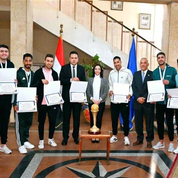 محافظ البحيرة تكرم فريق شباب دمنهور الفائز ببطولة الجمهورية للكرة الشراب