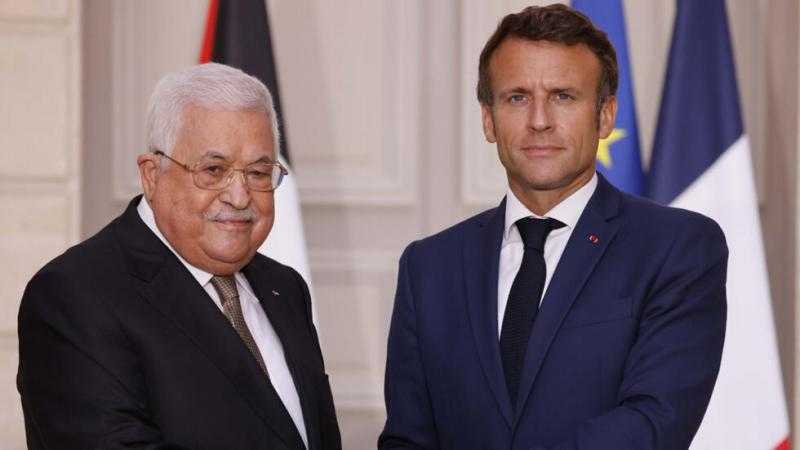 ماكرون يدعو إلى إصلاح السلطة الفلسطينية من أجل التقدم نحو حل سياسي قائم على ”حل الدولتين”