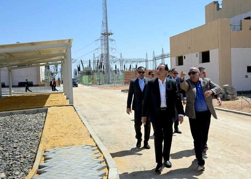 في مستهل جولته برأس غارب.. رئيس الوزراء يتفقد مزرعة توليد الكهرباء بقدرة 650 ميجاوات
