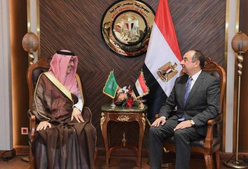 سفير السعودية لدى القاهرة يلتقي وزير قطاع الأعمال المصري
