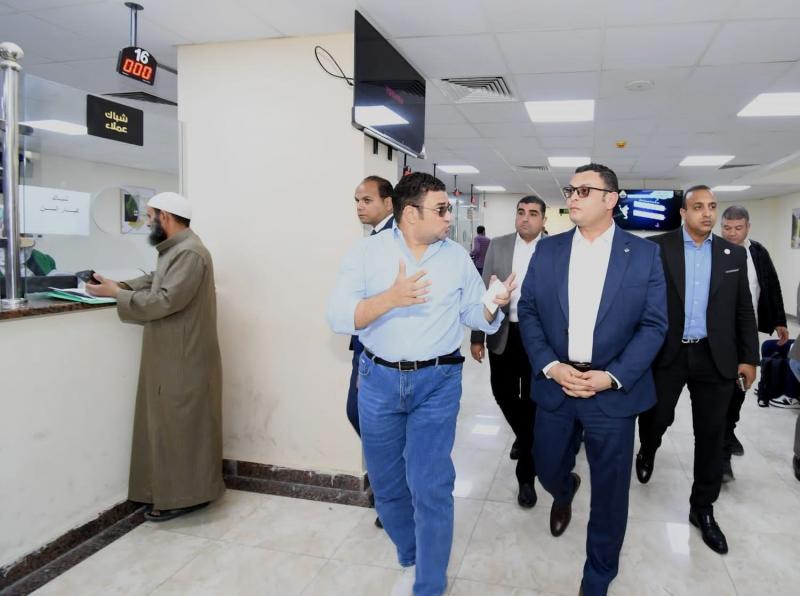وزير الإسكان يقوم بزيارة مفاجئة لمتابعة سير العمل بجهاز مدينة العبور