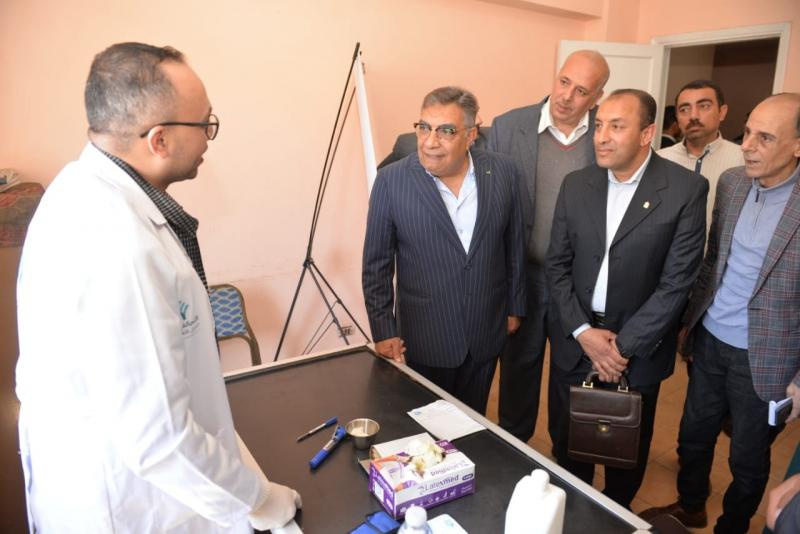 محافظ الدقهلية يتابع أعمال القافلة الطبية بقرية دنديط في ميت غمر