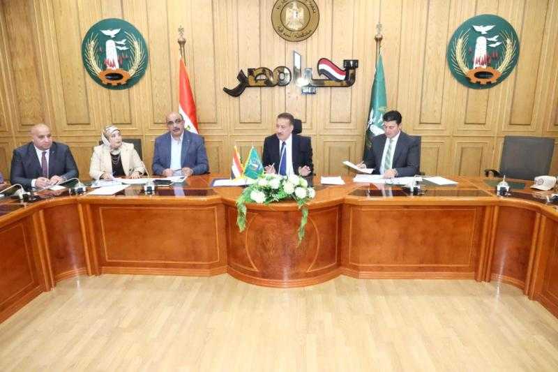 محافظ المنوفية يعقد اجتماعا لمتابعة الموقف التنفيذي لتسليم مشروعات حياة كريمة