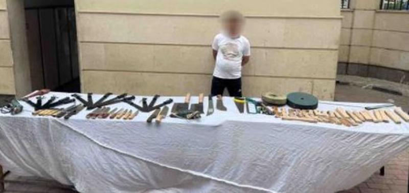 الورشة داخل مسكنه.. ضبط شخص تخصص في تصنيع الأسلحة البيضاء والإتجار بها في السيدة زينب