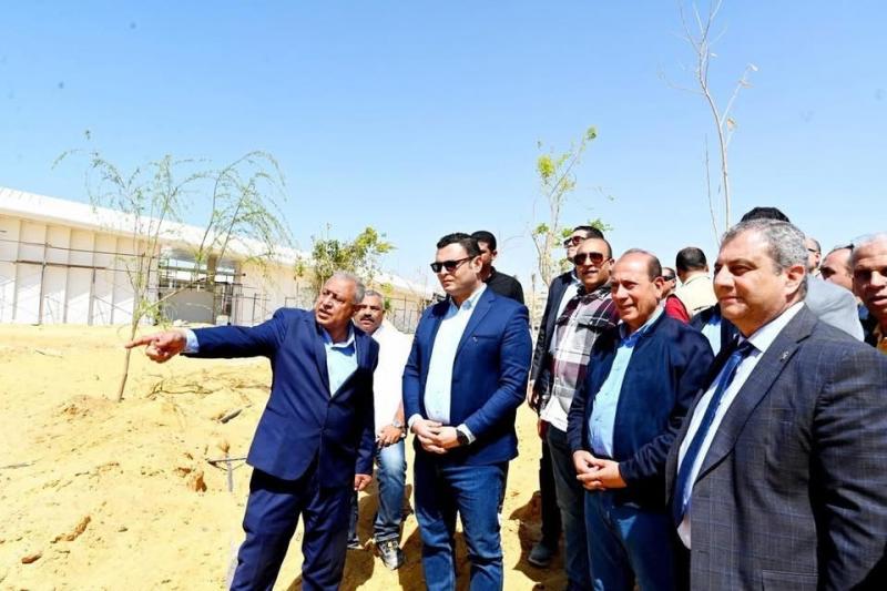 وزير الإسكان يقوم بجولة موسعة بمشروع ”حدائق تلال الفسطاط” بمحافظة القاهرة سيرًا على الأقدام