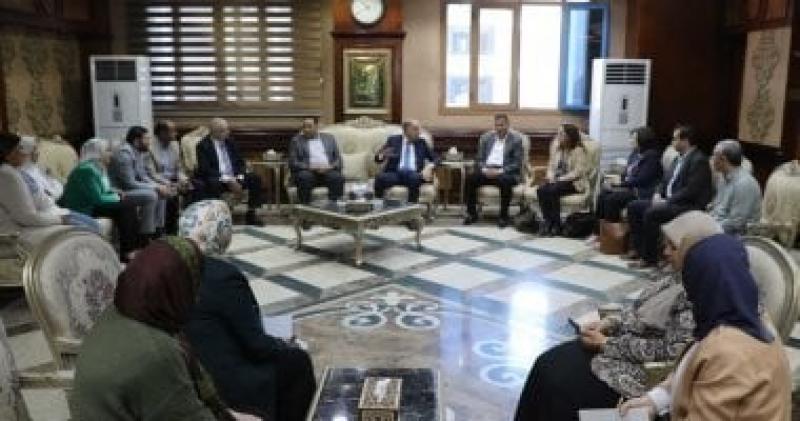 محافظ المنيا يلتقى وفد البنك الدولى وبرنامج التنمية المحلية بصعيد مصر