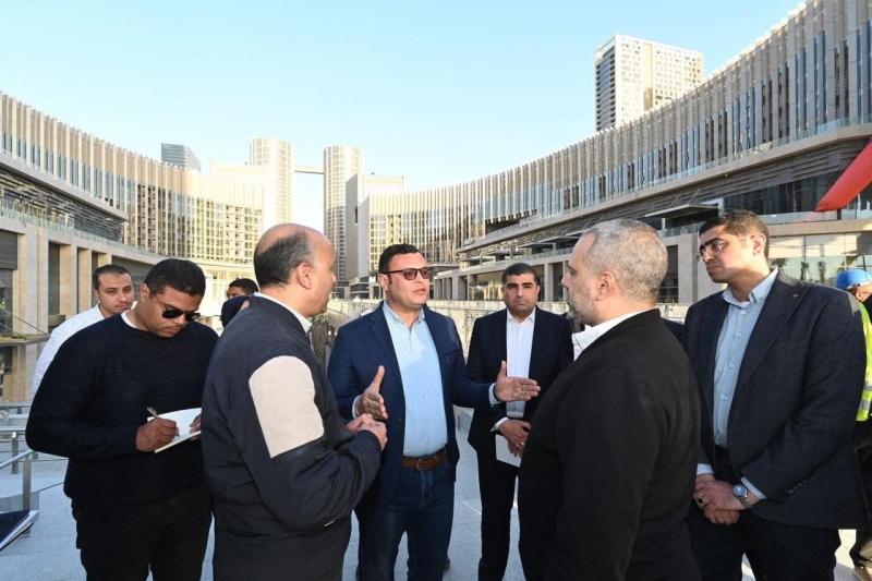 وزير الإسكان يتفقد منطقة الأعمال المركزية والحي السكني الخامس R5 بالعاصمة الإدارية الجديدة