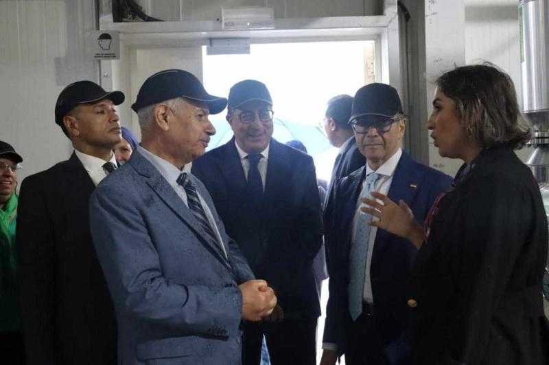 وزير الاستثمار والتجارة الخارجية يقوم بزيارة لإحدى شركات الأدوية التونسية