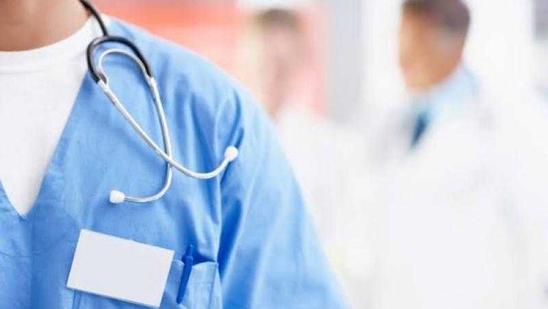 نقيب الأطباء: طبيب الامتياز مرتبه 2800 جنيه ولا يعمل فى مكان آخر