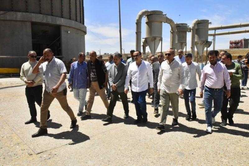 محافظ أسيوط يتفقد صوامع مطاحن مصر الوسطى بالتزامن مع توريد القمح