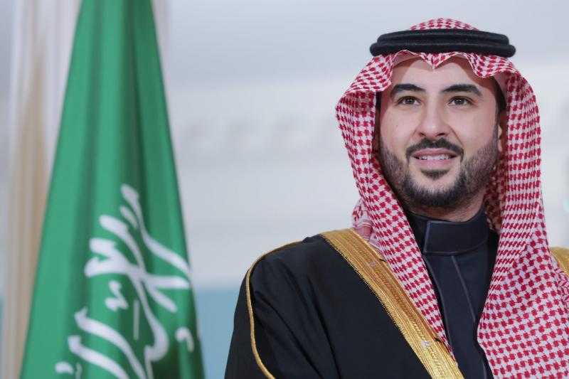 بتوجيه من القيادة.. وزير الدفاع السعودي يصل طهران في زيارة رسمية