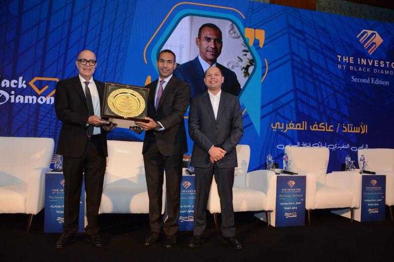 تكريم عاكف المغربي تقديرًا لدوره البارز في دعم الاستثمار والتطوير العقاري خلال مؤتمر «The Investor.. Real Estate»